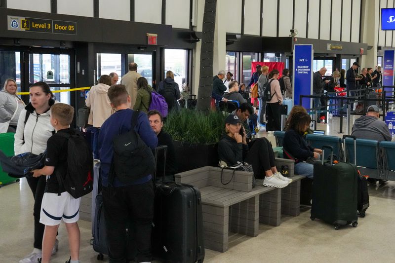 Newark Havalimanı'nın Kaosu Havayolu Şirketlerini Frustre Ediyor, Yolcuları Endişelendiriyor